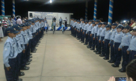 Alunos perfilados durante a cerimônia. Fotos: Marcio Ribeiro/ Rádio Caçula.