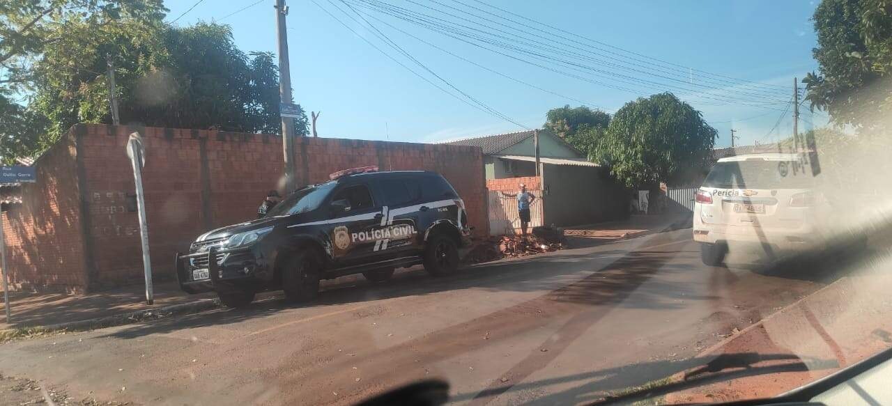Polícia Civil na frente da casa onde Damilo foi morto, em Bataguassu. (Foto: Cenário MS)