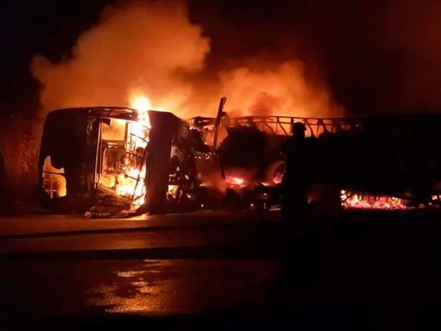 Após colisão, ônibus e carreta pegaram fogo. Foto: Site Patos Hoje)