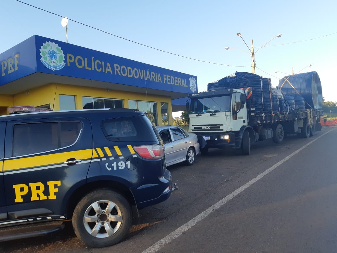 A equipe de policiais rodoviários federais abordaram, no km 141 da BR 262, o veículo GM Vectra, de placas de Maravilha (SC), ocupado por dois homens. Foto: Assessoria PRF
