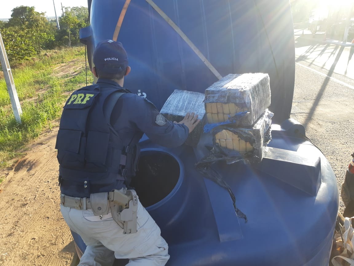 Os policiais encontraram uma grande quantidade de maconha, em fardos, dentro de duas caixas d'água. Foto: Assessoria PRF.