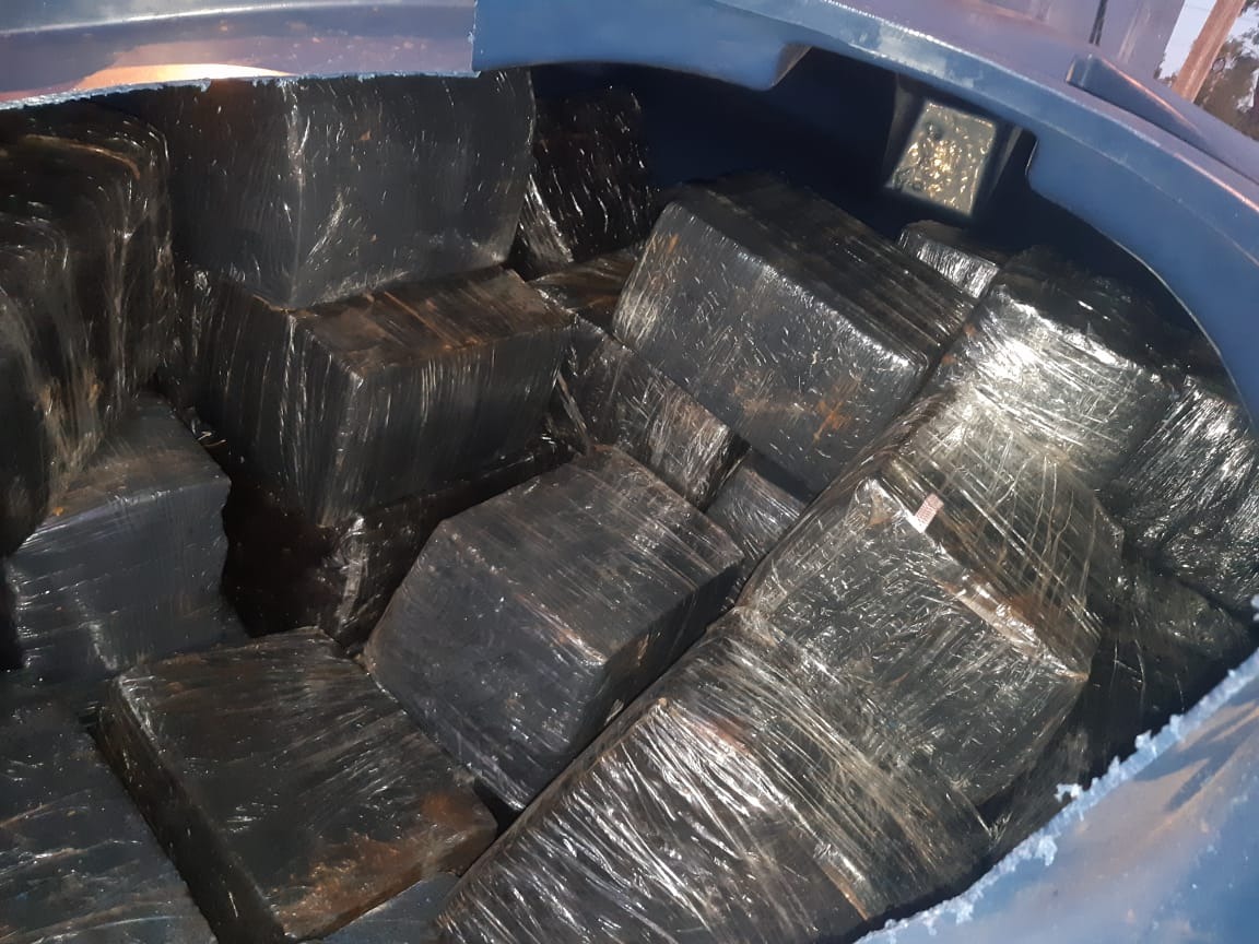 A PRF encontrou uma grande quantidade de maconha, em fardos, dentro de duas caixas d'água. Foto: Assessoria PRF