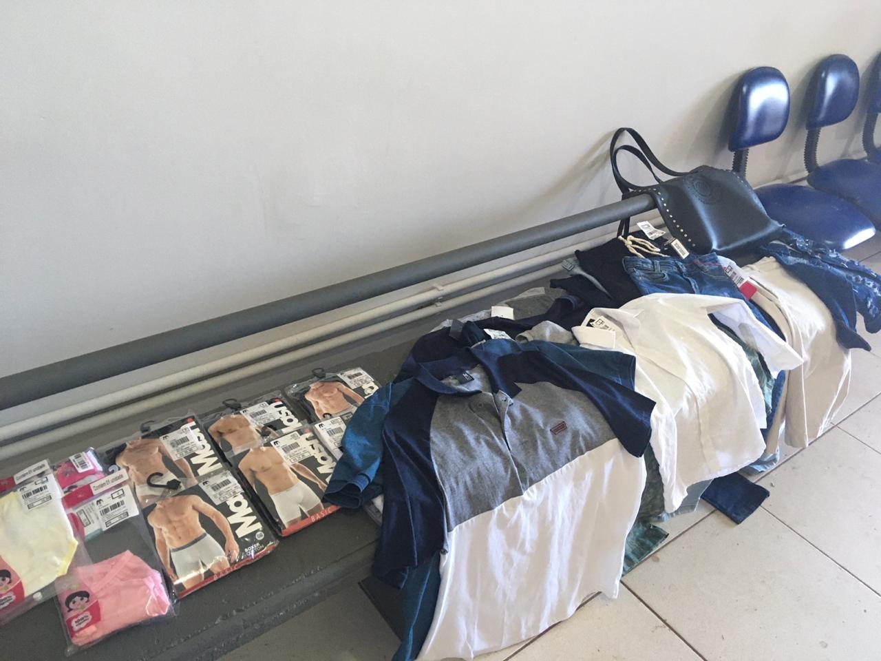 Ao todo, as mercadorias somaram R$ 836,00 e a autora tem diversas passagens policiais. Entre elas, tráfico de drogas e receptação. Foto: Rádio Caçula.