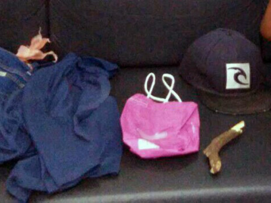 Homem utilizou um galho sob a camisa para ameaçar as vítimas (Foto: Polícia Militar/cedida)