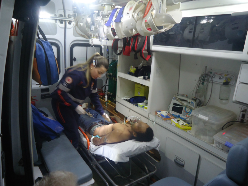 Vitinho recebendo os primeiros socorros 