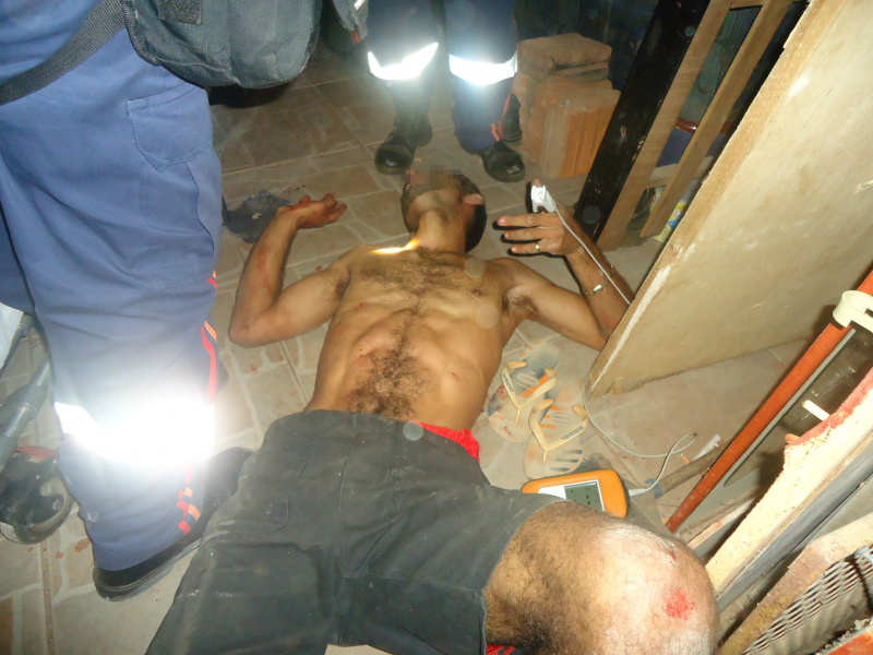 Eduardo recebendo os primeiros socorros 