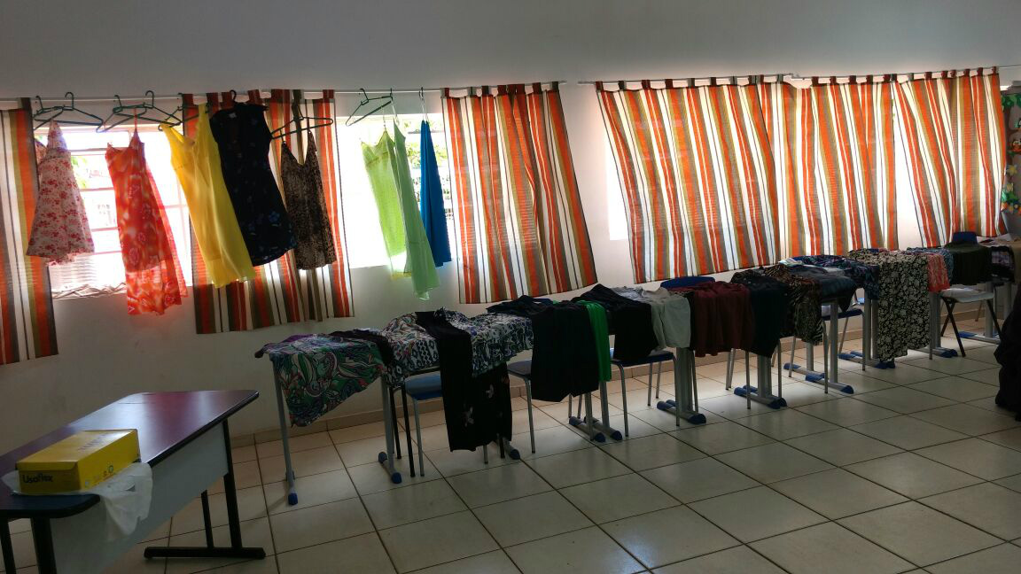 As roupas estão sendo vendidas a um valor de R$ 0,50 centavos.  