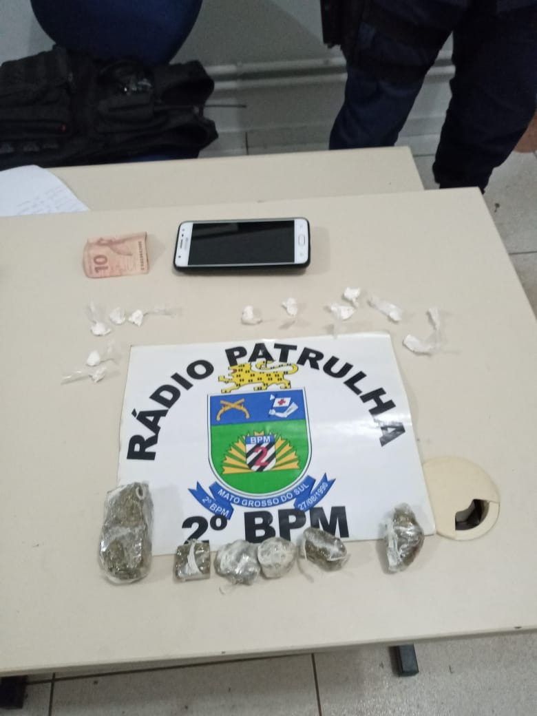 Foram encontradas com dois homens, 12 trouxinhas de cocaína e seis de  maconha. Foto: PMMS/Rádio Caçula.