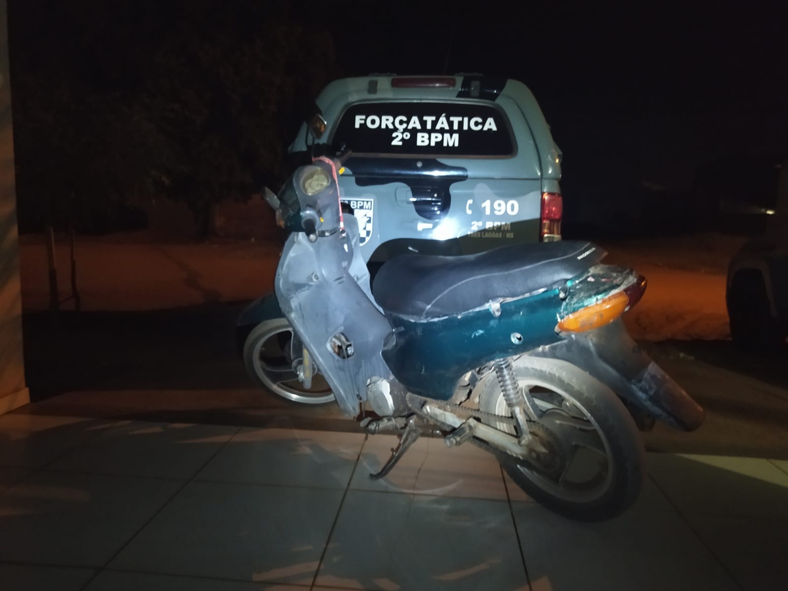 Motoneta que trafegava  sem placa trafegando pela rua Rafael de Haro.. Foto: PMMS/Rádio Caçula.