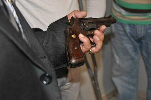 Revólver calibre 38 usado no crime foi apreendido pela polícia. (Foto: Marcelo Calazans)