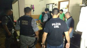 Polícia encontrou arma do crime na lavanderia da casa (Foto: Adalberto Domingos)