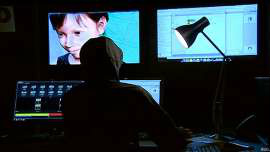 © Copyright British Broadcasting Corporation 2014 Operadores se passavam por meninas filipinas para atrair criminosos