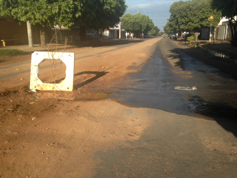 Negligência da empresa de abastecimento de água causa transtorno aos motoristas e motociclistas que necessitam transitar diariamente pelo local.