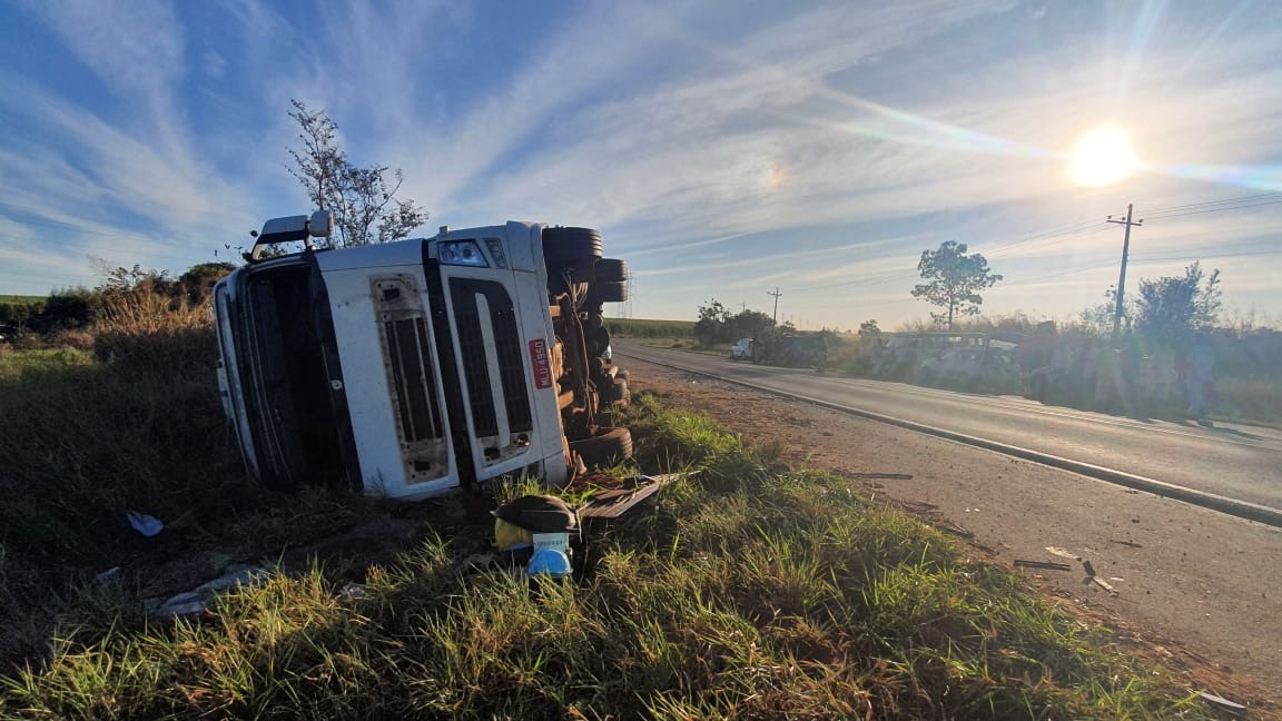 A carreta, que vinha do Estado do Mato Grosso e tinha como destino o Estado de São Paulo tombou na BR 262. Foto: Fábio Campos/Rádio Caçula.