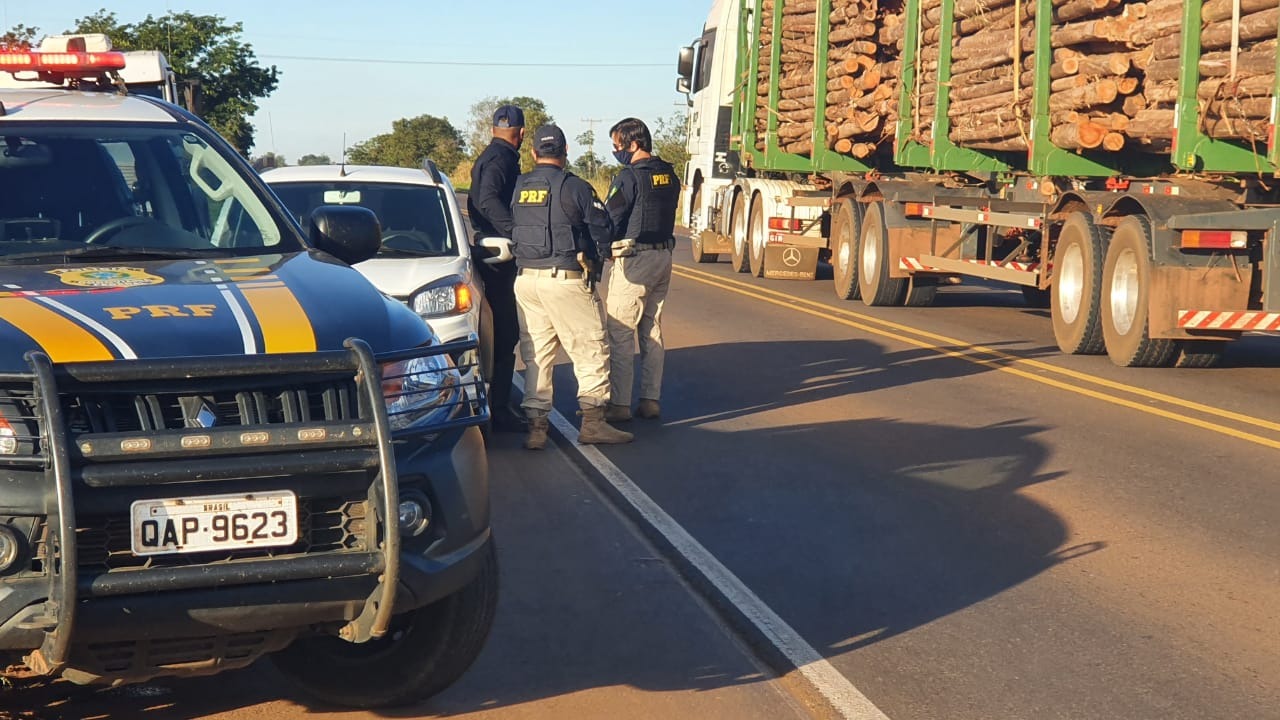 O 2º Batalhão de Polícia Militar de Três Lagoas foi acionado para dar suporte à Polícia Rodoviária Federal, frente às tentativas de saques. Foto: Fábio Campos/Rádio Caçula.