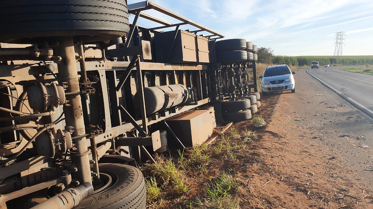 Informações levantadas, no local do acidente apontam que a  carga transportada era de proteína bovina, e pesou 28 toneladas, alcançando o valor total de R$170 mil reais.Foto: Fábio Campos/Rádio Caçula.