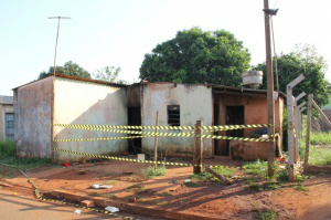 Casa incendiada no Jardim Columbia. (Foto: Marcos Ermínio)