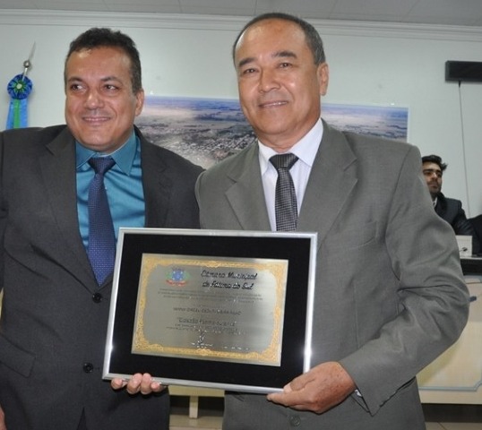 Dirceu Deguti recebendo o título de Cidadão Fatimassulense. Foto: Arquivo de família.