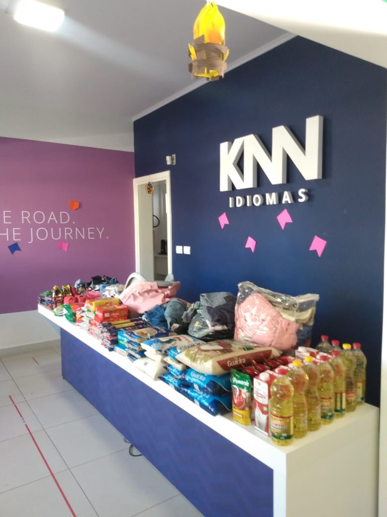De acordo com os gestores da **KNN IDIOMAS**, no primeiro dia de campanha, a qualquer interessado em estudar línguas, bastava fazer a boa ação para ganhar uma bolsa de estudos. Foto: KNN Idiomas/Rádio Caçula.