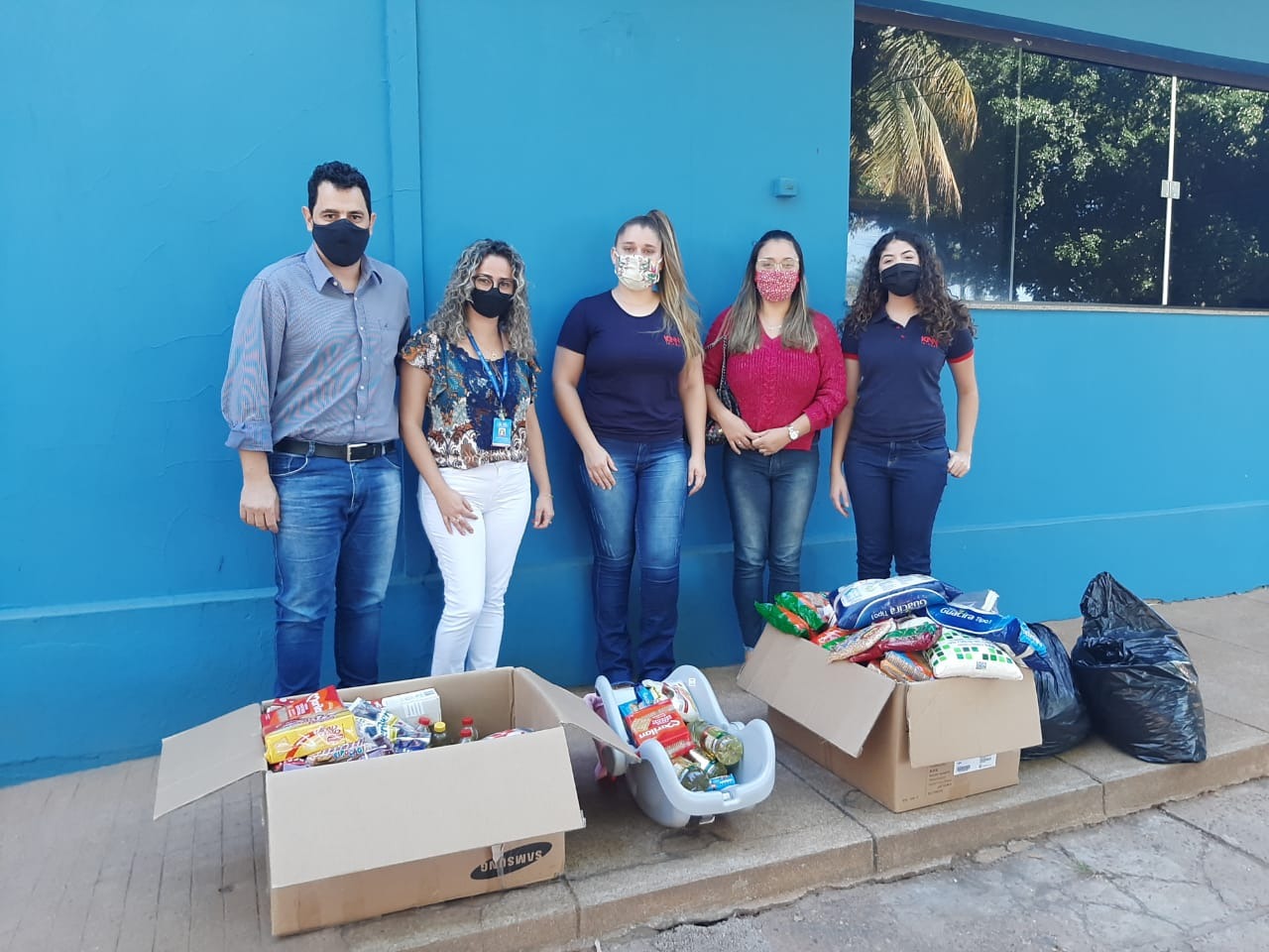 m apenas um dia de campanha, a KNN Idiomas arrecadou aproximadamente 300 kg de alimentos que serão doados para **Instituição de Acolhimento Social, a antiga Casa Lar**.Foto: KNN Idiomas/Rádio Caçula.