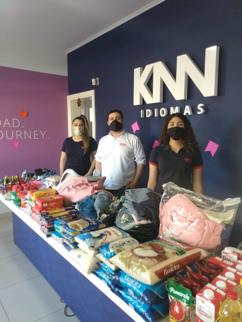 Professores e gestores da **KNN IDIOMAS**  vão percorrer os bairros da cidade, de porta em porta para arrecadarem alimentos.Foto: KNN Idiomas/Rádio Caçula.