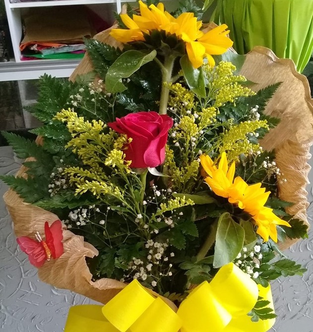 Mãe compra flores e ordena filho a entregar para colega após brincadeira de mau gosto — Foto: Redes sociais/Reprodução