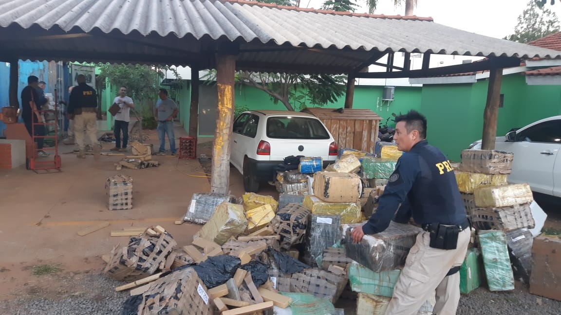 após o descarregamento da sucata, a equipe encontrou 150 fardos de maconha, totalizando 4.092 Kg (quatro mil e noventa e dois quilos) da droga, e dois fardos de skunk, somando nove quilos. Foto: PRF.
