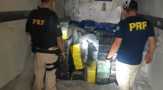 Cerca de 1 tonelada de droga foi apreendida durante a abordagem. Foto: PRF