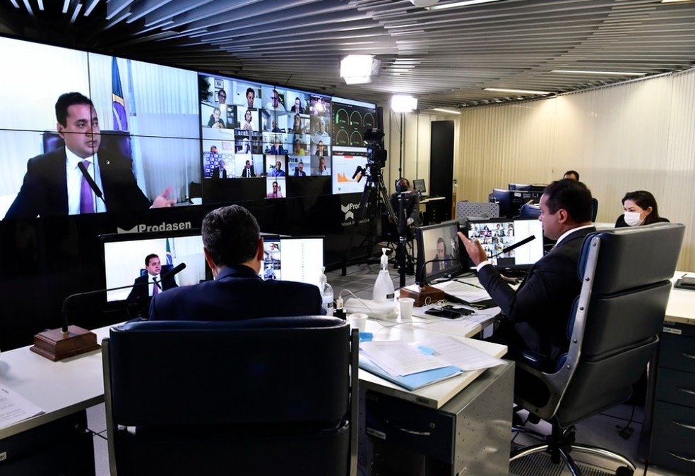 Senadores participaram de sessão remota nesta segunda (22) para discutir eventual adiamento das eleições 2020 — Foto: Waldemir Barreto/Agência Senado.