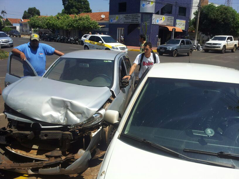 Dois carros colidiram no centro da cidade agora de tarde