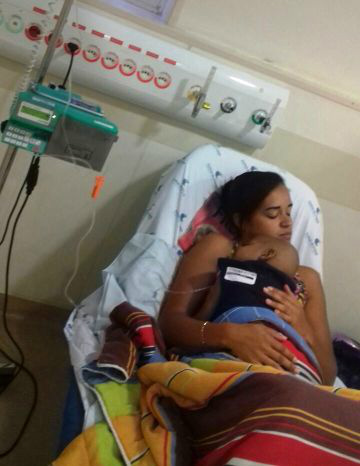 A mãe da pequena Emanuelly está no hospital junto a filha acompanhando no tratamento de fisioterapia.