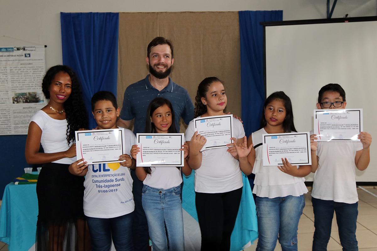 Alunos da Escola Municipal “Joaquim Marques de Souza”, participaram do projeto “Mãos que falam” da professora Ruth dos Santos Oliveira. Foto: Divulgação.