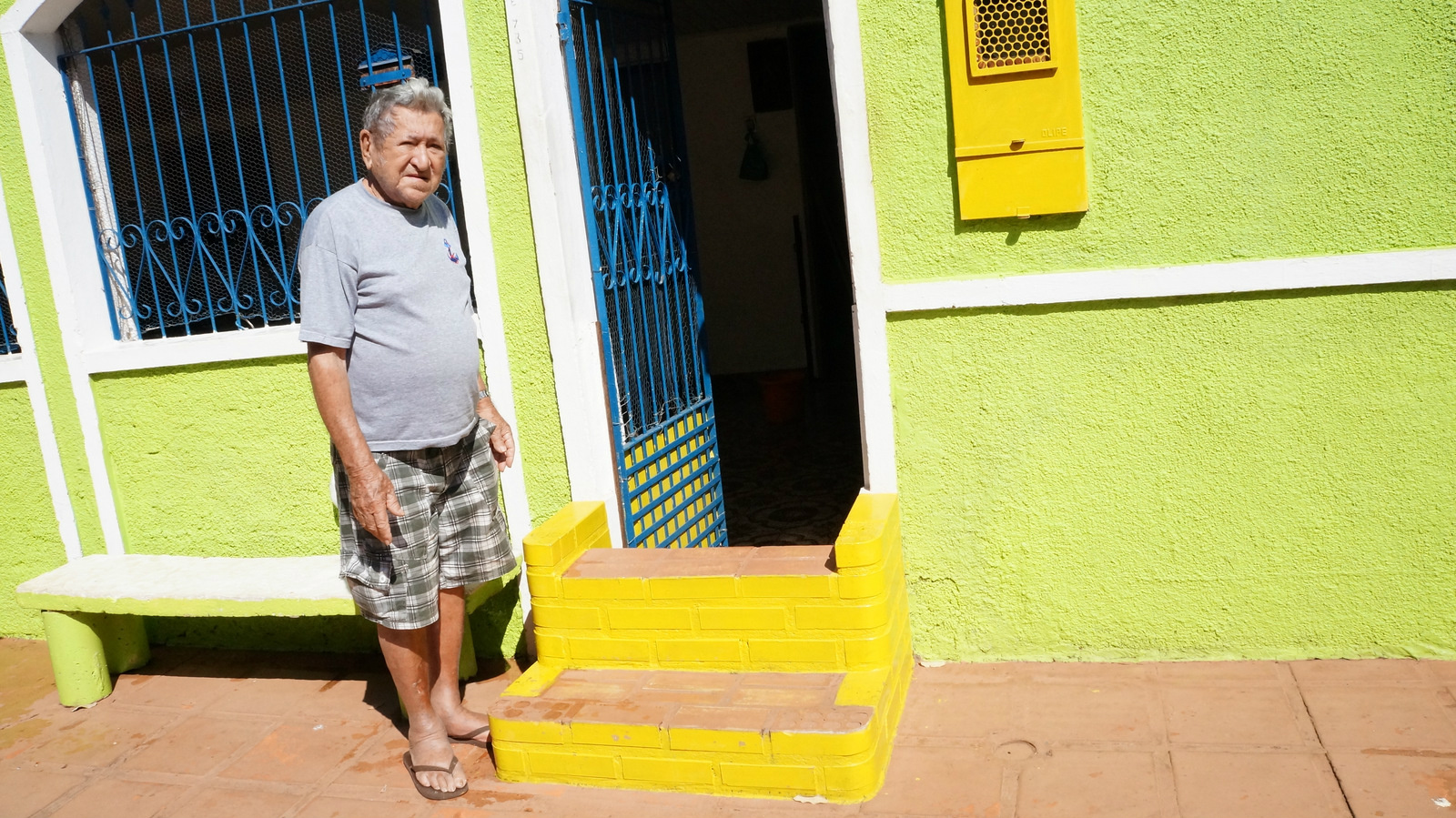 Contenção para evitar que esgoto invada casa.Foto: Rádio Caçula