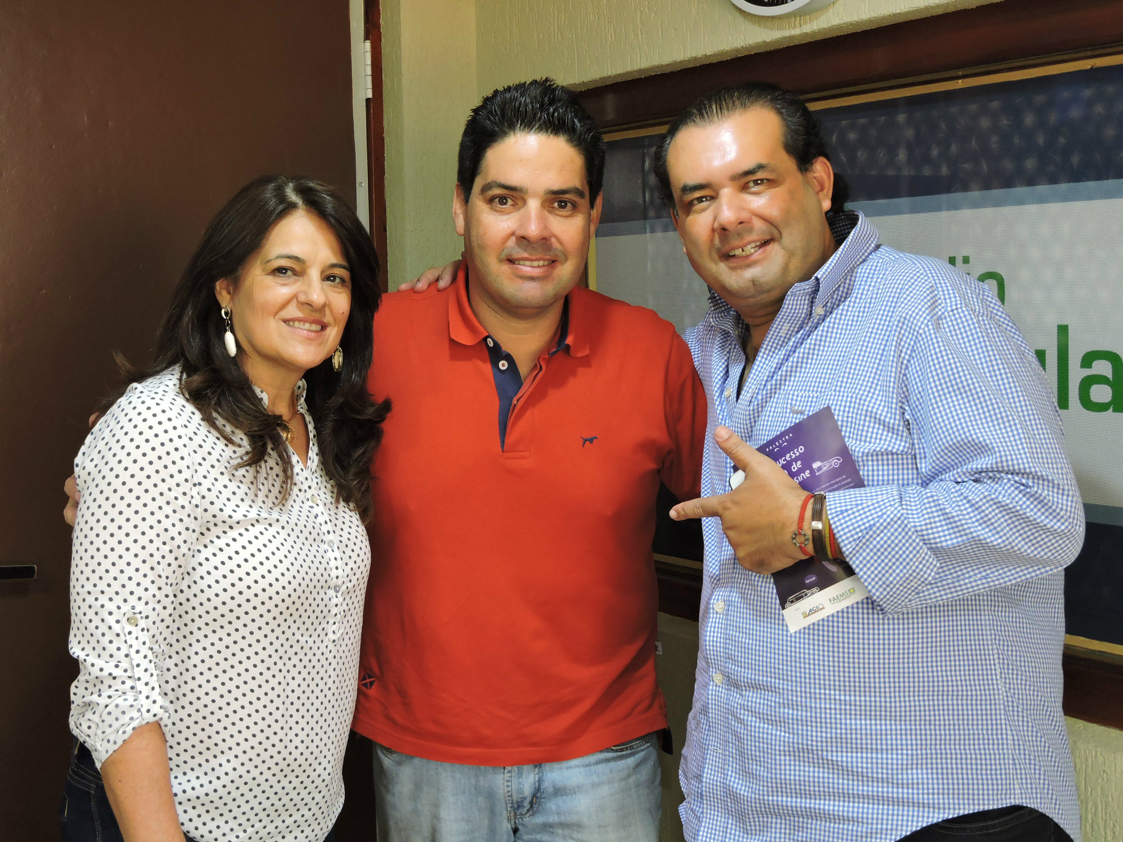 Foto: Rádio CaçulaA Diretora do Sebrae Josi Signori,  o Diretor da Rádio Caçula Fábio Campos e Jota de Miami 