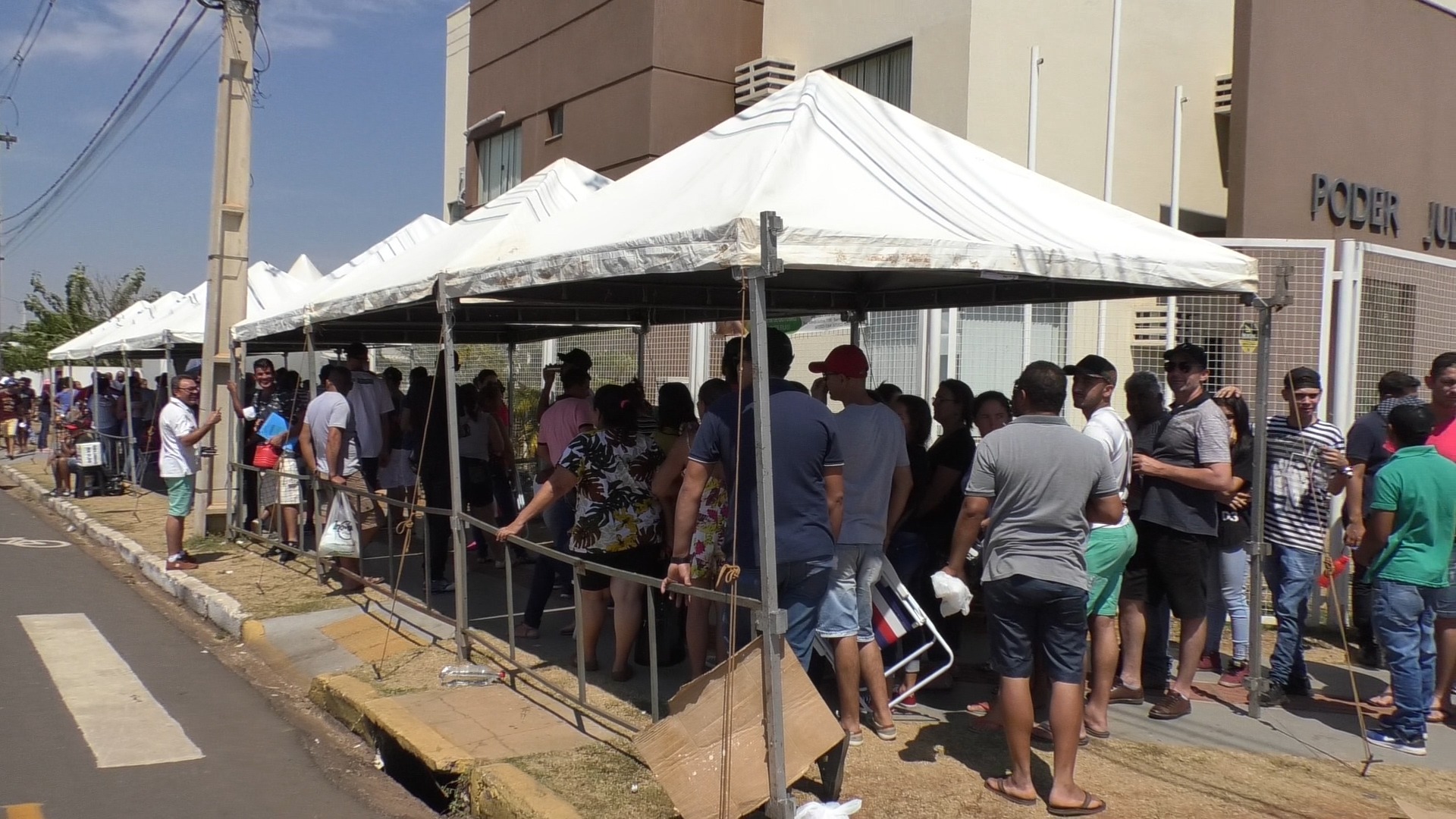 Fila de 300 metros, um dia de sol intenso e aproximadamente cinco horas de espera. Foto: Hugo Leal/Rádio Caçula.