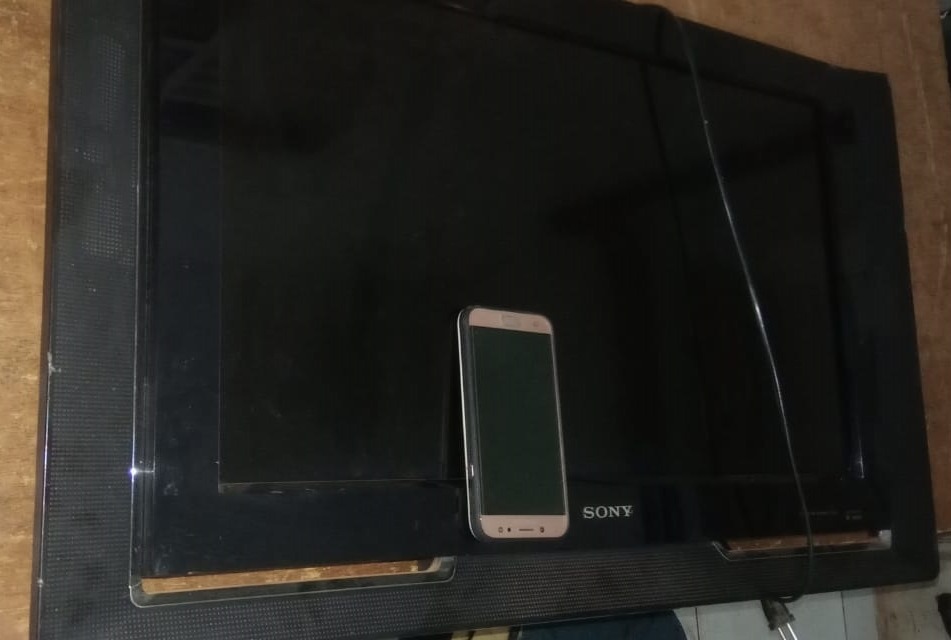 TV Sony e celular Samsung recuperados pela Polícia na madrugada de domingo (06). Foto: Rádio Caçula.