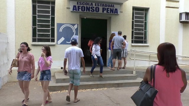A eleição dos novos Conselheiros Tutelares está acontecendo na Escola Estadual Afonso Pena, neste domingo (06), até às 17h. Foto: Rádio Caçula.