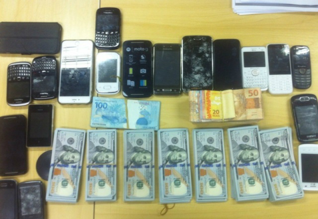 Objetos aprendidos durante operação, que ocorreu ontem em três estados. (Foto: divulgação/PF)