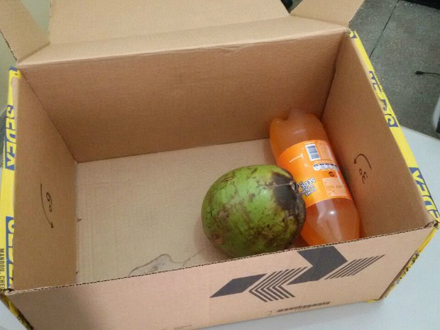 Idoso compra aparelhos celulares pela internet e recebe pelo Sedex dos Correios um coco verde e um refrigerante de 1,5 litro (Foto: Plínio Almeida/TV Cabo Branco)