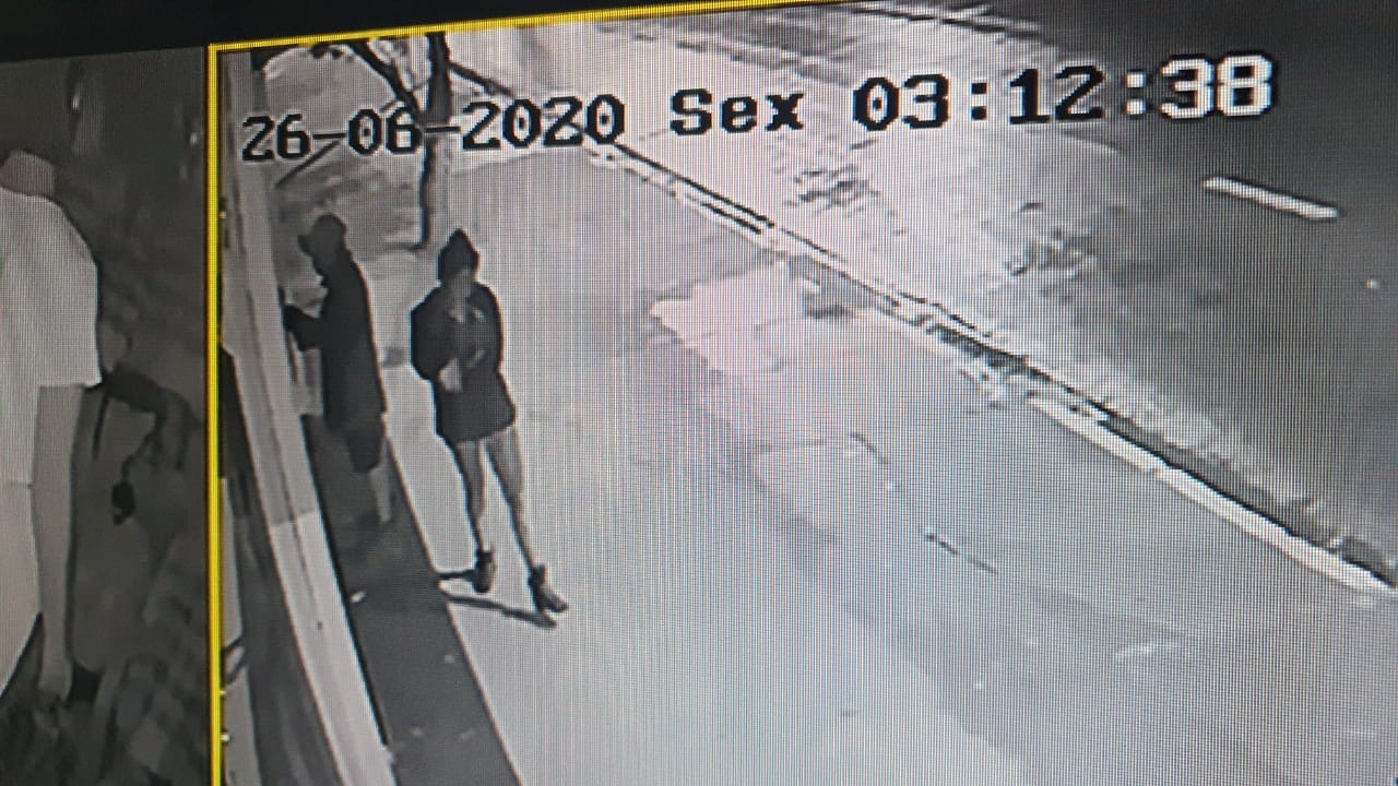 Um trio invadiu uma loja de roupas utilizando ferramentas, forçando uma porta de blindex até quebrarem a fechadura. Foto: Divulgação/Rádio Caçula.