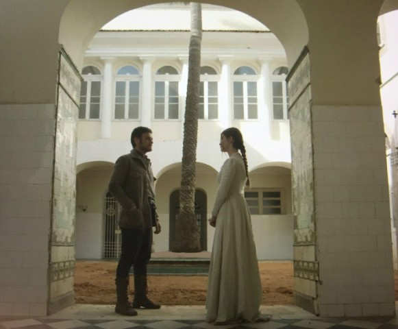 Lívia diz a Pedro que é neta da Condessa Vitória (Foto: TV Globo)