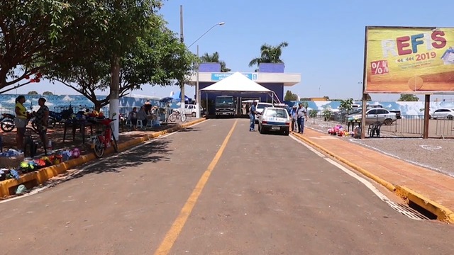 Ambulantes comercializando flores e outros itens no entorno do Cemitério. Foto: Rádio Caçula.