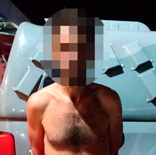 Um traficante de 34 anos foi preso em flagrante comercializando maconha, na Vila Zuque, na noite desta quinta-feira (25). Foto: PM/Rádio Caçula.