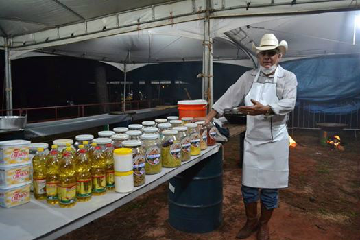 Prefeito eleito Angelo Guerreiro, preparando o almoço da 16° Cavalgada.