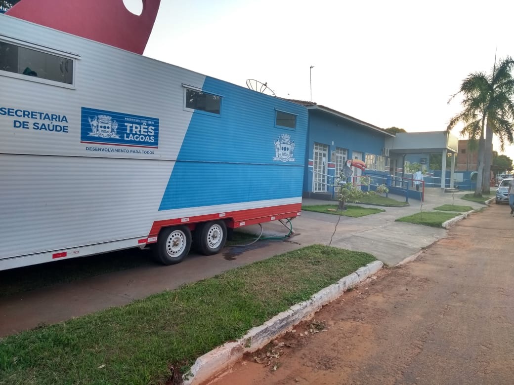 Fotos do castramóvel em Arapuá. Divulgação da Assessoria de Imprensa da Prefeitura. 