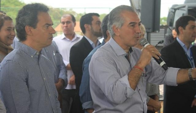 Governador Reinaldo Azambuja (PSDB) ao lado do prefeito Marquinhos Trad (PSD), durante entrevista no Residencial Ruy Pimentel (Foto: Marina Pacheco)
