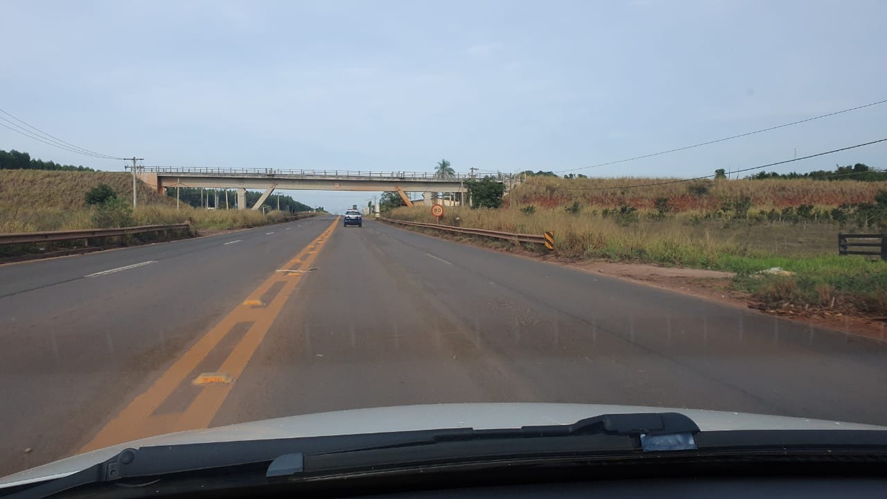 Polícia acompanha neste momento veículos que transportam drogas, entre Brasilândia e Três Lagoas. Foto: Fábio Campos/Rádio Caçula.