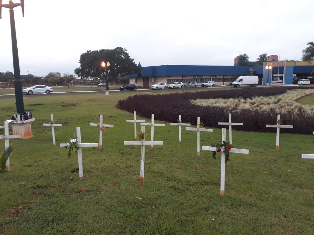Cruzes em Dourados lembram mortes pelo coronavírus - Foto: Marcos Morandi