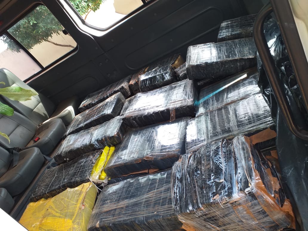 Dentro da Van foi encontrada uma carga milionária de maconha, ou seja, a droga que totalizou uma tonelada, também totalizou R$ 1,8 milhões e que seria entregue na cidade Belo Horizonte (MG). Foto: PM/Rádio Caçula.