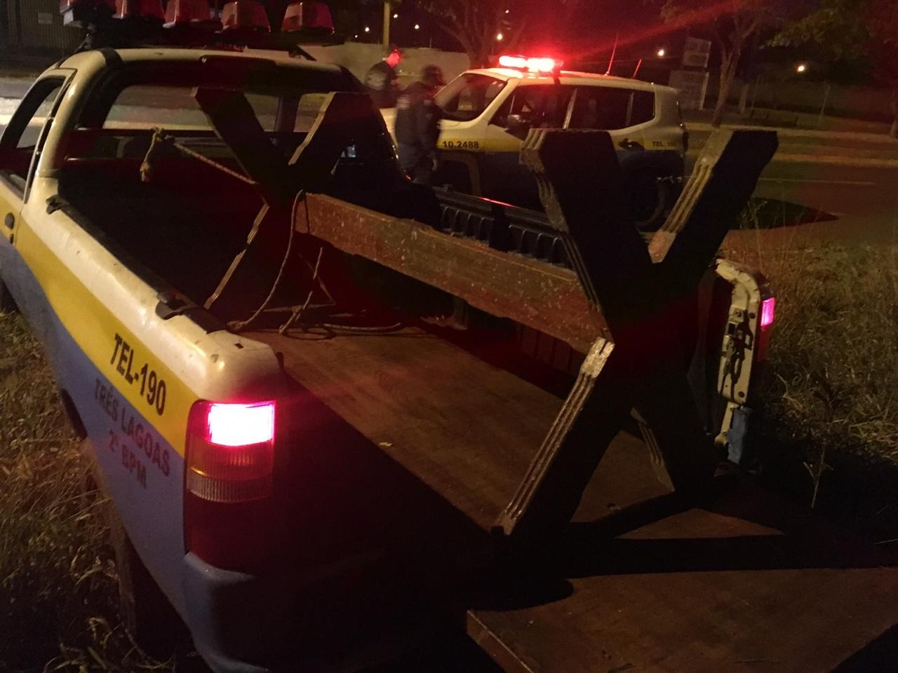 O homem foi detido e encaminhado para a delegacia de polícia juntamente com a mesa para a tomada de providências legais.Foto: Polícia Militar/Rádio Caçula.